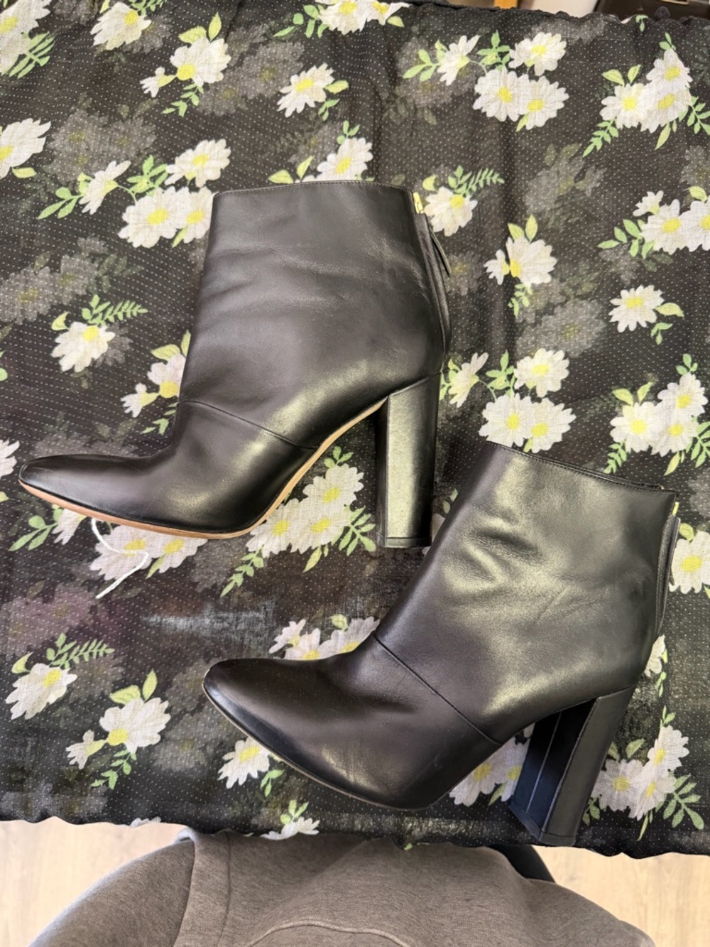 J.Crew Women’s Black Leather Ankle Booties with Block Heel.         Size: 7.5 - Picture 3 of 5